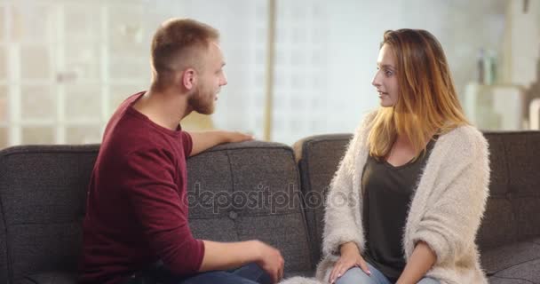 Jeune couple ayant des différences sur un canapé — Video