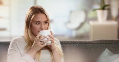 Güzel ve genç birbayan antrenöre otururken bir fincan çay keyfi