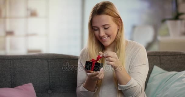 美丽的女孩打开礼物盒 — 图库视频影像