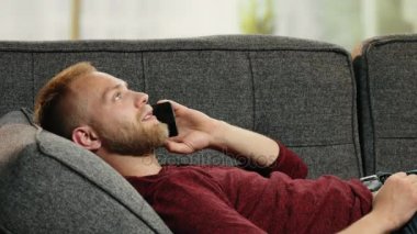 Yakışıklı delikanlı kız arkadaşı arıyorum süre kanepede rahatlatıcı