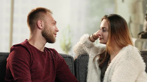 Couple joyeux assis sur le canapé parler et rire. gros plan — Video
