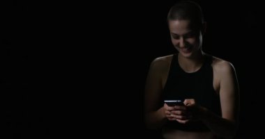 Cesur kadın Smartphone'da yazarak