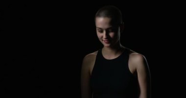 Çekici kısa saçlı kadın içine belgili tanımlık fotoğraf makinesi ve gülümsüyor görünüyor