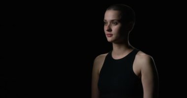 Kısa saçlı kadın onun kafa kamera yöne döner.