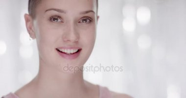 Kısa tüyleri ile genç kız gülümser ve kamera başına döner