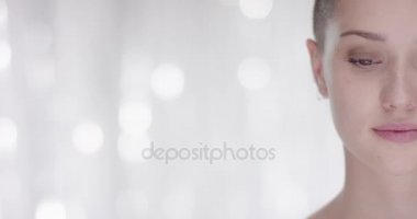 Genç kız gülümser ve kamera başına döner