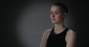 Kısa saçlı kadın kamera ve gülümsüyor doğru döner