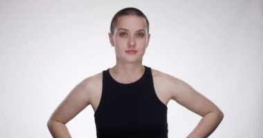 Kollarında kalçaları olan kadın