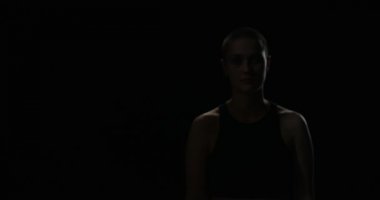 Zafer işaret kameraya gösteren genç kadın