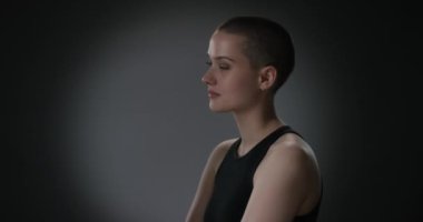 Kısa saçlı kadın kamera ve gülümsüyor doğru döner