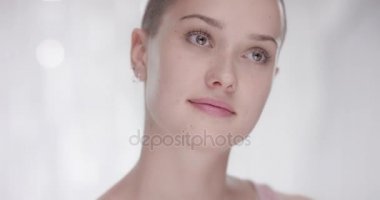 Genç çekici kadın yönetmenler öğretim beyaz arka plan önünde bekler