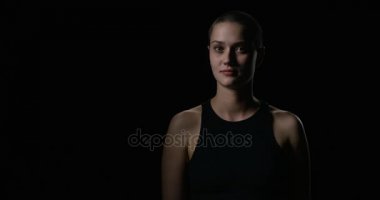 Kameraya gösteren zafer işaretiyle gülümseyen çekici kısa saçlı kadın