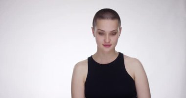 Genç kadın içine belgili tanımlık fotoğraf makinesi ve gülümsüyor görünüyor