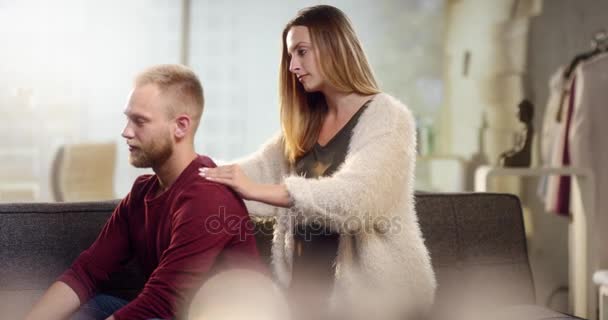 Молодая женщина делает своему парню красивый массаж шеи — стоковое видео