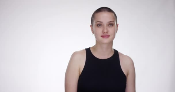 Jovem mulher acaricia seu cabelo curto — Vídeo de Stock