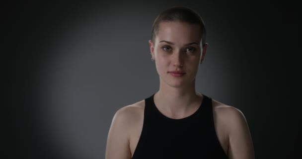 Genç kadın kısa saçlı başını işaret — Stok video