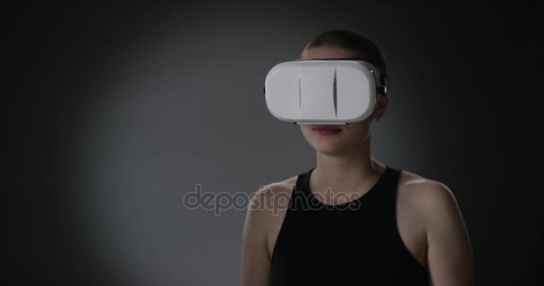 Joven mujer de pelo corto quitándose los auriculares de realidad virtual — Vídeo de stock