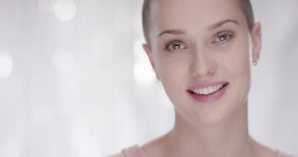 Egy gyönyörű nő egy fehér háttér előtt portréja — Stock videók