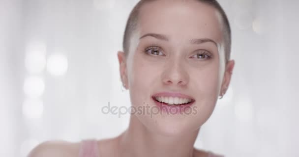Mladá atraktivní žena je překvapen — Stock video