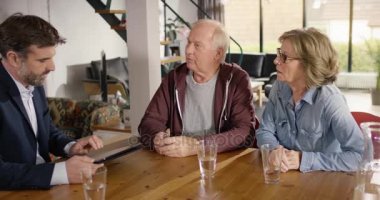 Finansal danışman kıdemli çift veri tablet yazarak