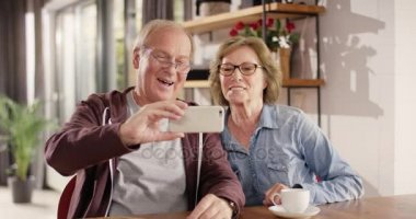 Çekici kıdemli bir yüz saat ara ile Smartphone çiftiz