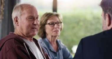 Çekici üst düzey mali Danışmanı ile konuşmaya Çift