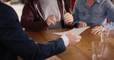 Bir sözleşme için çift açıklayan inancial Danışmanı görüntüsünü kapatmak