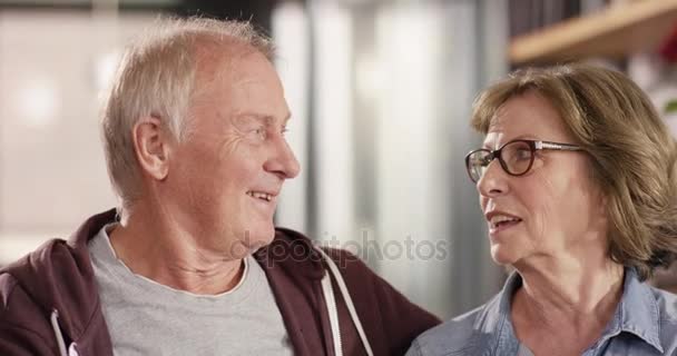 Porträt eines attraktiven Senioren-Paares, das zu Hause spricht — Stockvideo