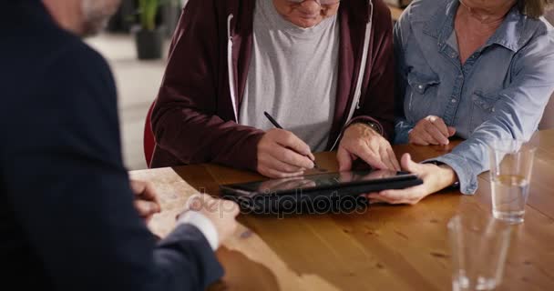 Důchodce pár dávat elektronický podpis — Stock video