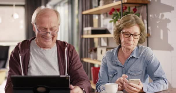 Vonzó idősebb pár okostelefon és a Tablet használata — Stock videók