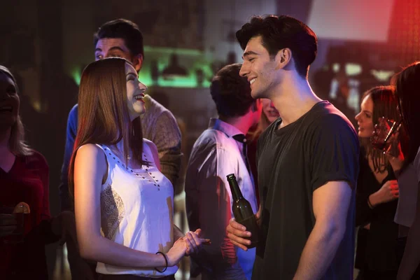 Genç bir çift muhabbet dans pisti