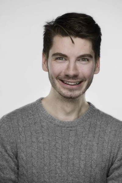 Kameraya bakarak çılgın yüzü olan adam