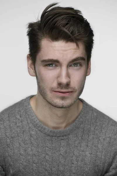 Yakışıklı adam kameraya bakıyor