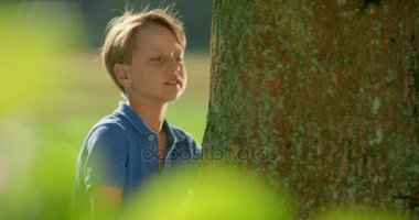 Çocuk ağaca sarılmak