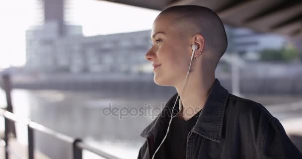 Portret Van Hipster Meisje Leunend Tegen Reling Luisteren Naar Muziek — Stockvideo