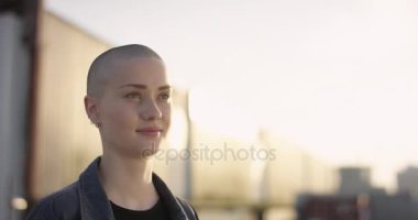 Buzz kesilmiş kentsel çevreleyen seyir çevrede ile genç kadının yakın çekim
