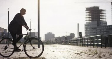 Buzz ile modern genç kadın şehir sürme Bicylce kesmek