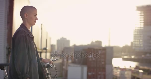 Capelli Corti Donna Piedi Urbano Circostante Con Sua Bicicletta — Video Stock