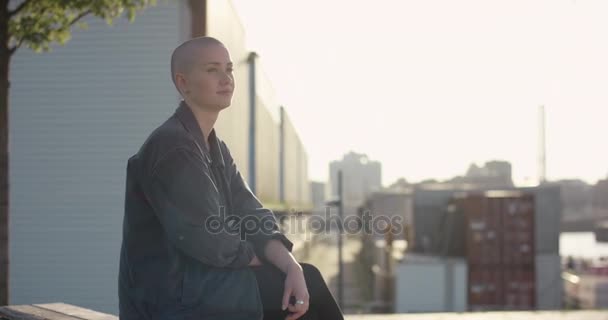 Schöne Frau Mit Kurzen Haaren Entspannt Sich Der Sonne Urbaner — Stockvideo