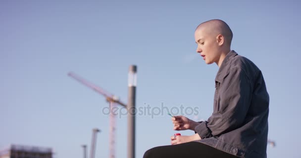 Молодая Женщина Короткими Волосами Делает Мыльные Пузыри Городской Среде — стоковое видео