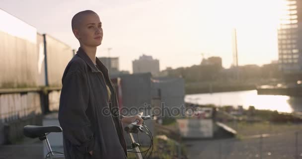 Giovane Donna Con Bicicletta Guardarsi Intorno Urbano Circostante — Video Stock