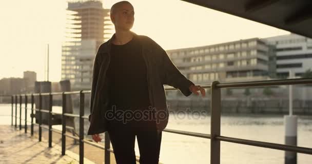 Feliz Joven Con Buzz Cut Girando Debajo Puente Atardecer — Vídeos de Stock