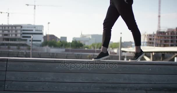 Vrouw Benen Balancing Hout Muur — Stockvideo