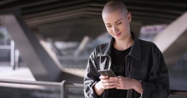 Tipik bir haber Smartphone'da Buzz kesim ile modern kız
