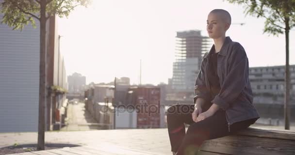 Menina Bonita Com Zumbido Corte Sentado Banco Luz Sol — Vídeo de Stock