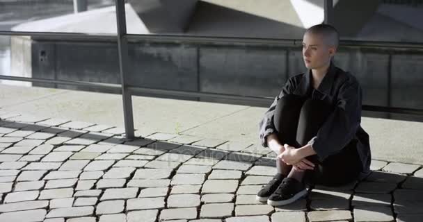 Szomorú Látszó Lány Karját Keresztbe Egy Híd Alatt — Stock videók