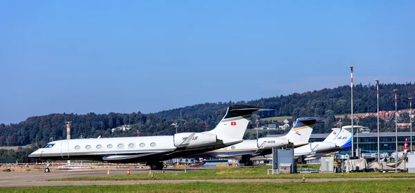 Affärsjetplan i Zürich flygplats — Stockfoto