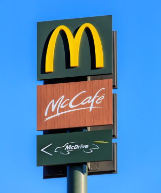 McDonald's işaretleri mavi gökyüzü karşı