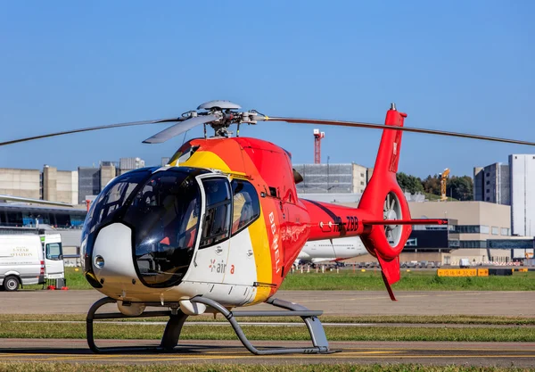 Eurocopter EC 120 Colibri helikopteri Zürichin lentoasemalla — kuvapankkivalokuva