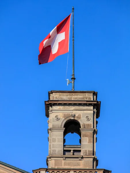 Vlag van Zwitserland op het Zurich main train stationsgebouw — Stockfoto